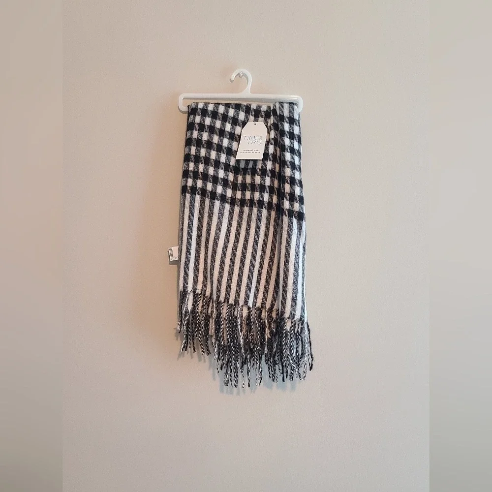 Time‎ and Tru Black White Houndstooth Blanket Scarf Fringe One Size NWT